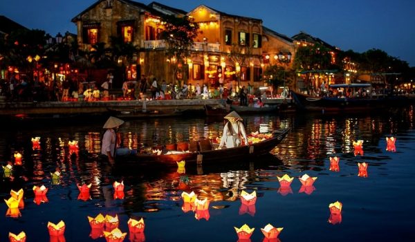 Taking-a-Hoi-An-lantern-boat-ride