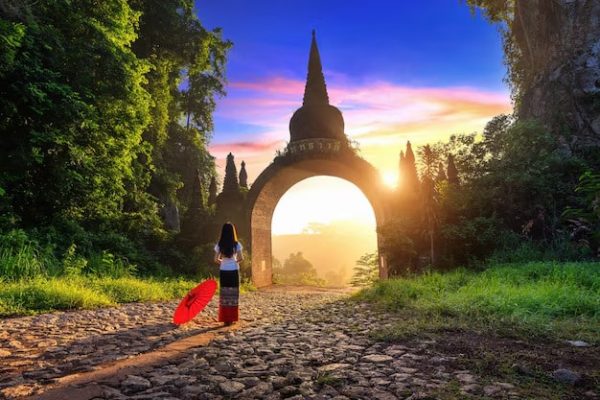 femme-debout-khao-na-nai-luang-dharma-park-surat-thani-thailande_335224-833