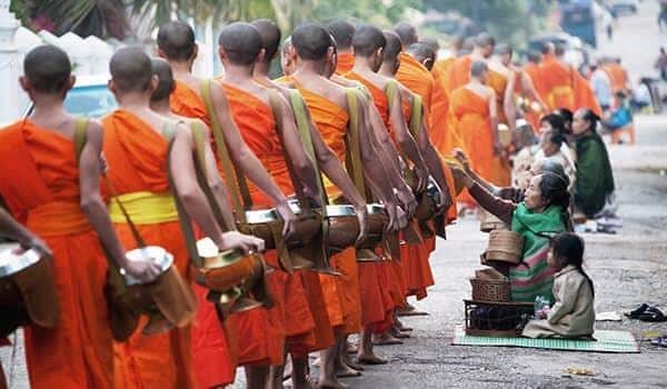 heritage-line-magazine-experiences-tak-bat-morning-alms-luang-prabang-article-1